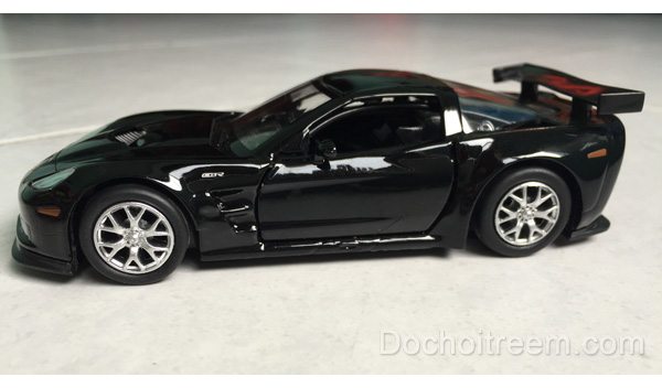 Xe-Chevrolet-Corvette-C6-R-2