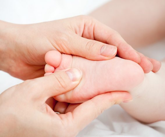 Xoa bóp và massage đúng cách cho trẻ sơ sinh