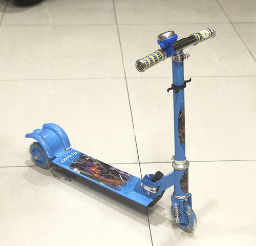 Xe-Scooter-xanh-duong-nguoi-nhen