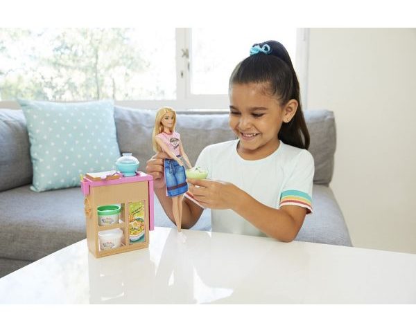 Búp bê Barbie cùng Barbie làm mì GHK43