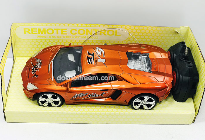Xe-dieu-khien-tu-xa-Lamboghini-khong-sac-389-67-1