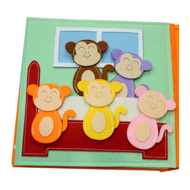 Sách vải bé yêu âm nhạc bài hát Five Little Monkeys Jumping On The Bed
