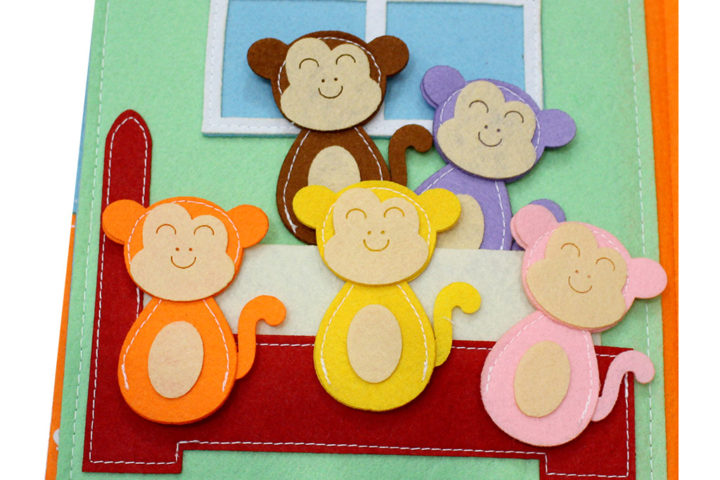 Sách vải bé yêu âm nhạc bài hát Five Little Monkeys Jumping On The Bed