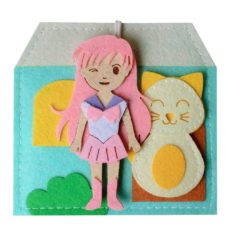 Bé chơi với mèo con Bé chơi với mèo con