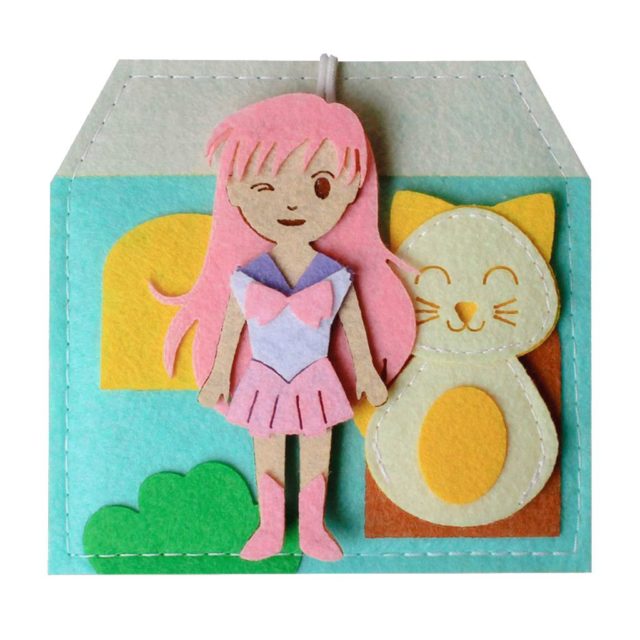 Bé chơi với mèo con