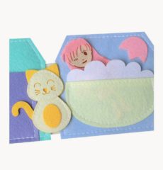 Bé cùng mèo con đi tắm