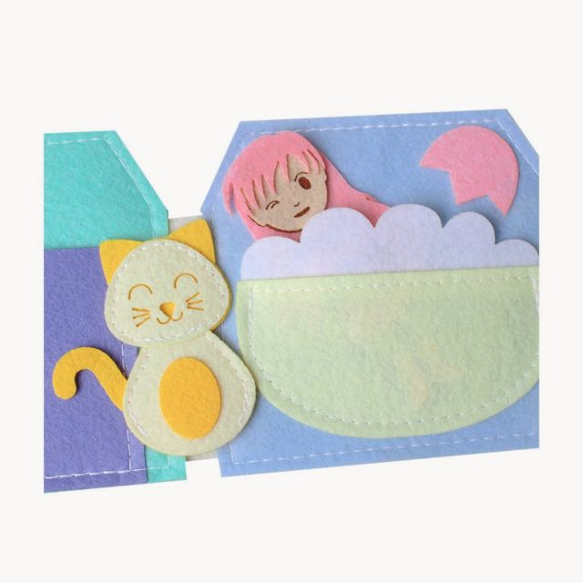 Bé cùng mèo con đi tắm