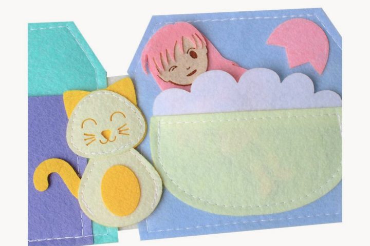 Bé cùng mèo con đi tắm