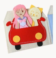 Bé lái xe chở mèo con đi dạo phố