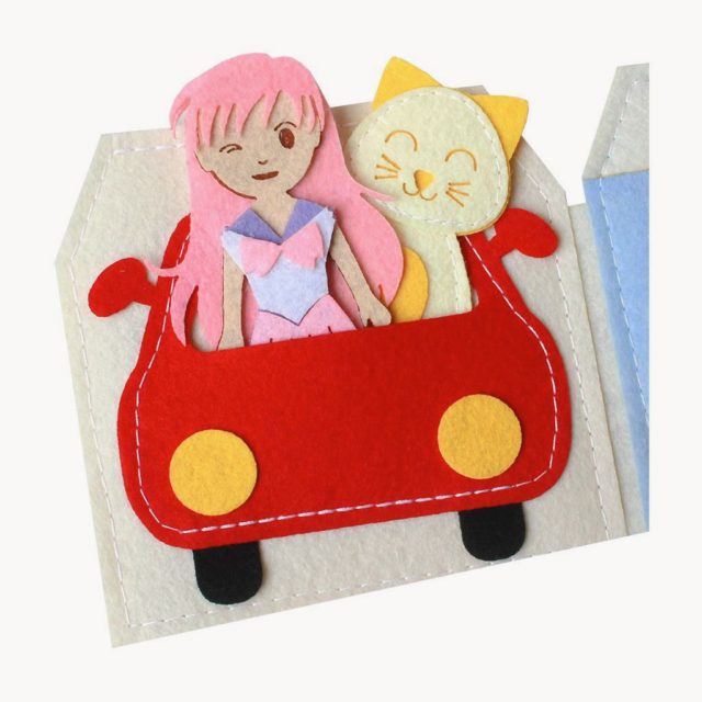 Bé lái xe chở mèo con đi dạo phố