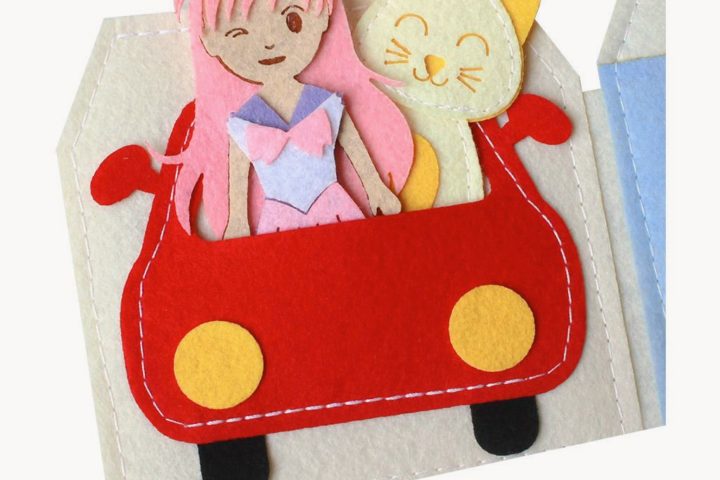 Bé lái xe chở mèo con đi dạo phố