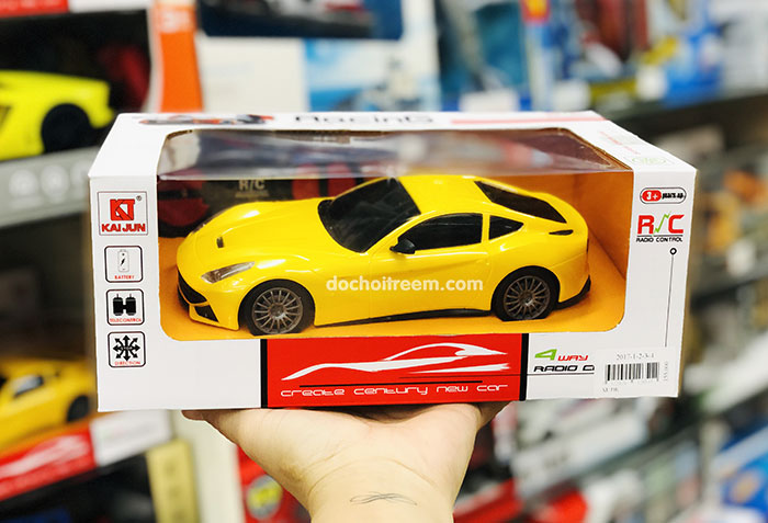 Ô tô điều khiển từ xa chạy pin màu vàng 