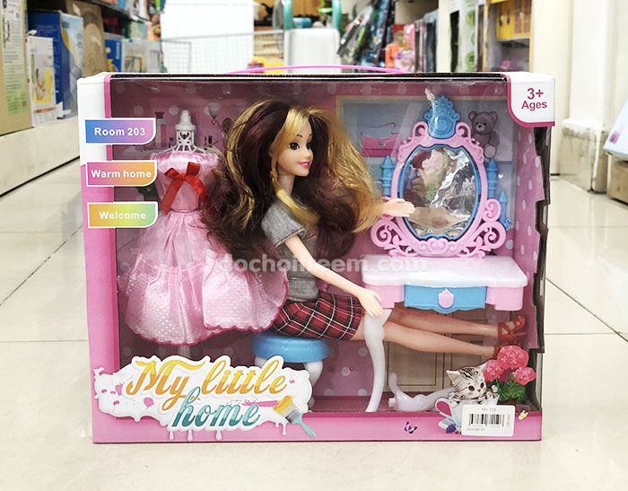 Búp bê và bàn trang điểm